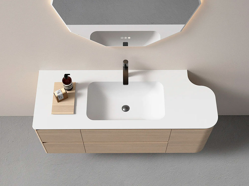 Mueble de baño de roble con lavabo integrado visto desde arriba